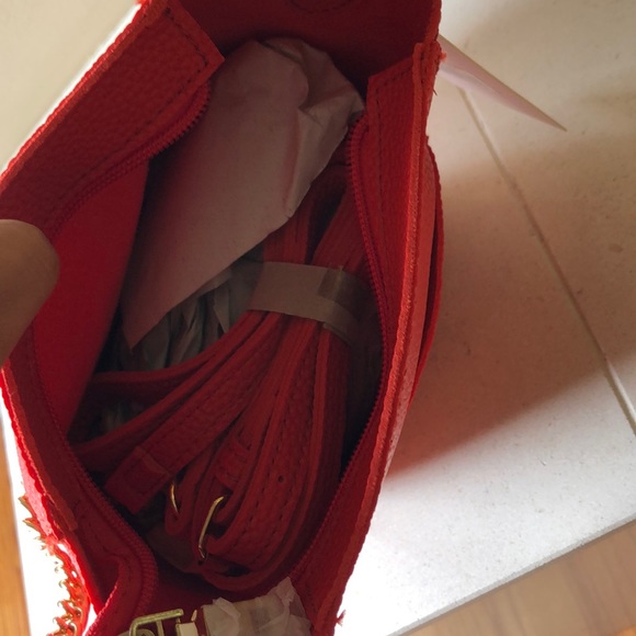 Small red vegan leather bag. - Picture 2 of 3